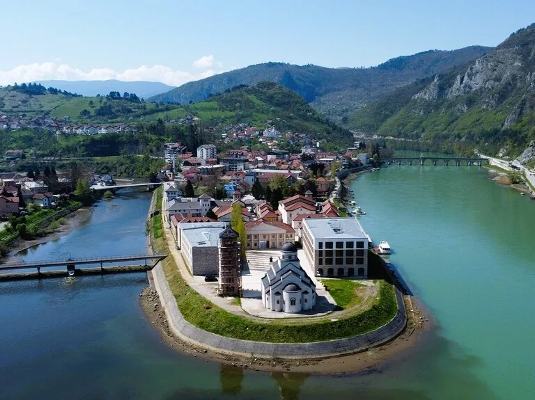 ボスニア・ヘルツェゴヴィナのヴィシェグラード（Višegrad）にあるソコルル・メフメト・パシャ橋