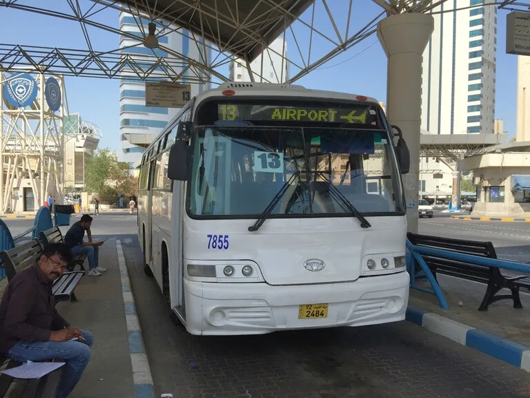 クウェート国際空港から市内に向かうバス