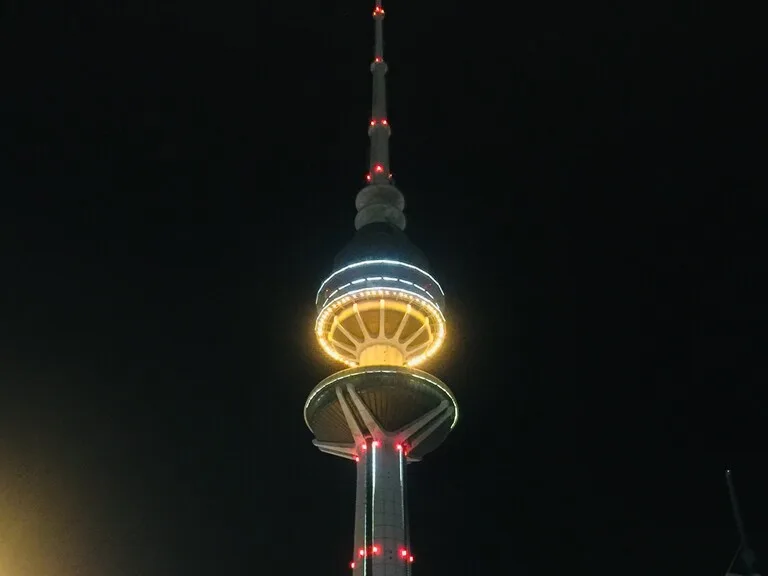 ライトアップされた夜の解放塔(リベレーションタワー/Liberation Tower)