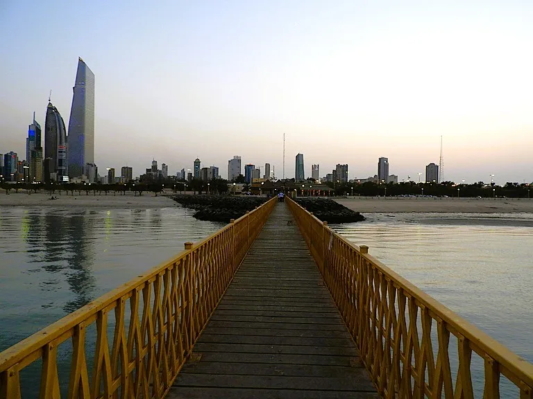 クウェートタワー・フィッシングランプ(Kuwait Tower Fishing Ramp)からみたクウェートシティの夕暮れ