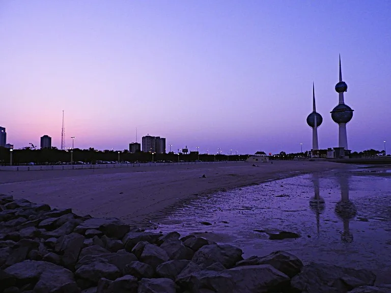 コーニッシュからクウェートタワーを眺める夕暮れの風景
