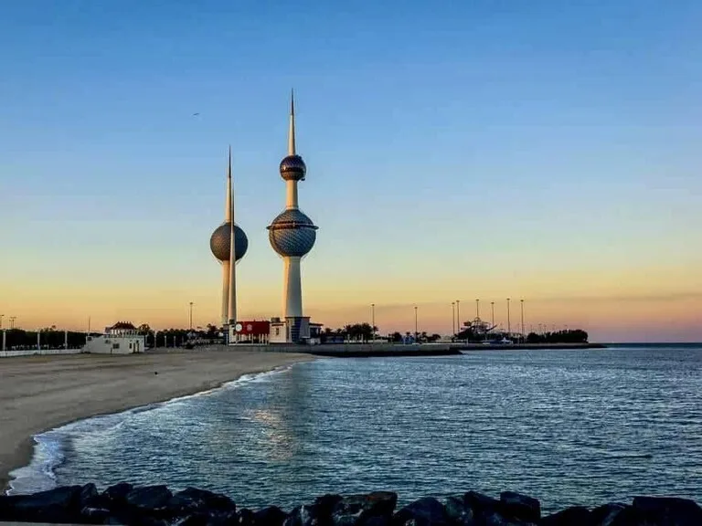 コーニッシュからクウェートタワーを眺める夕暮れの風景