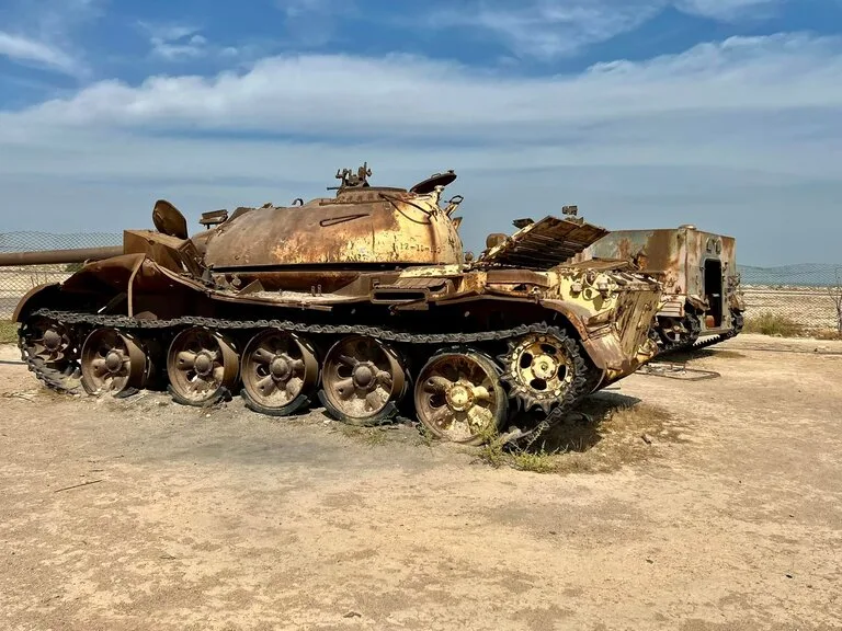 クウェートのファイラク島にあるバンク・アル=ワタニ遺跡(Failaka Island – Ruins of Bank al Watani)に残された戦車の残骸