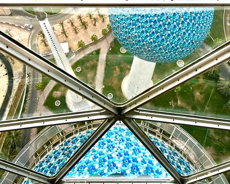 クウェートタワーのガラス越しから眺める真下の風景