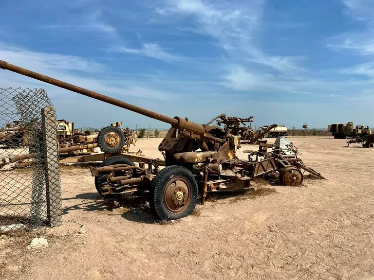クウェートのファイラク島にあるバンク・アル=ワタニ遺跡(Failaka Island – Ruins of Bank al Watani)に残された戦車の残骸
