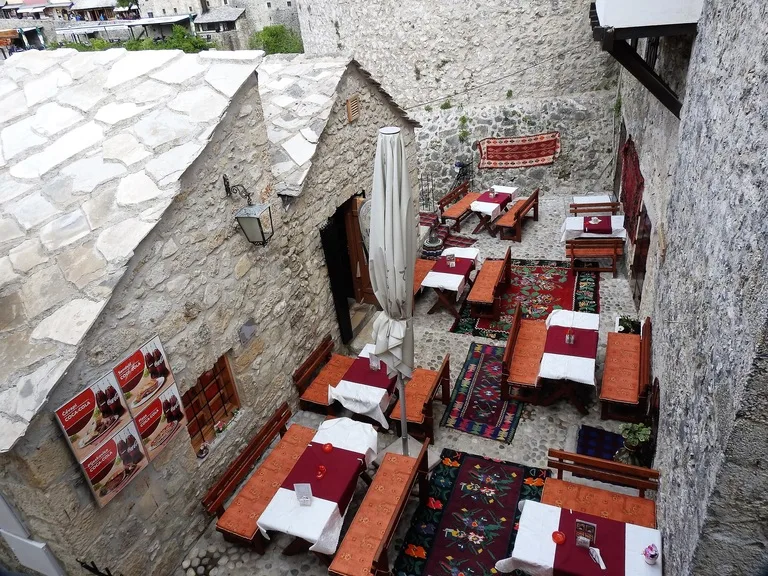 平和な日常が戻ったモスタル旧市街のカフェ