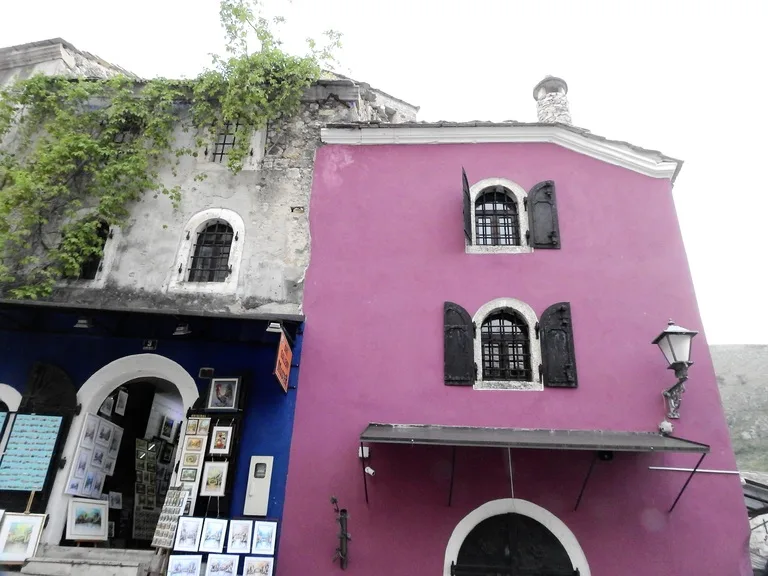 修復と傷跡が混在するモスタールの建物