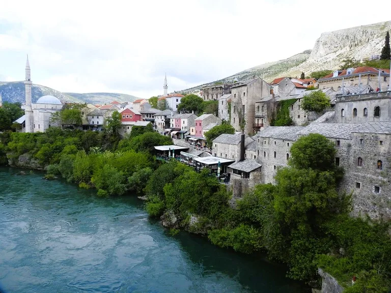 再建されたモスタル旧市街とエメラルドグリーンのネレトヴァ川