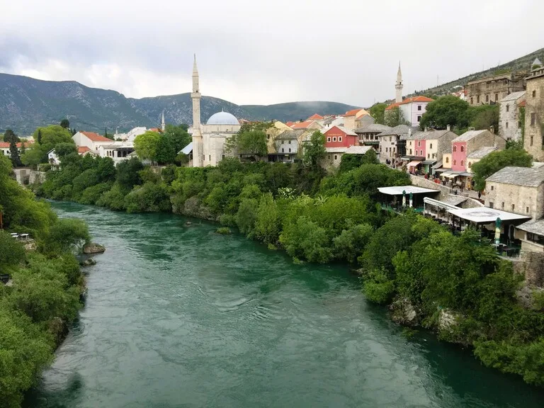 戦争の記憶を抱えながら日常が続くモスタール旧市街