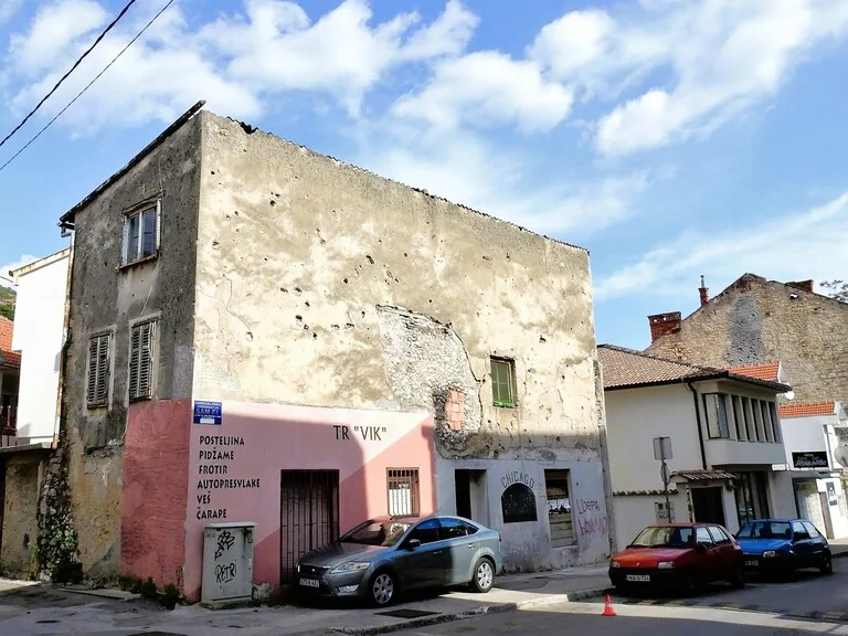 修復と傷跡が混在するモスタールの建物