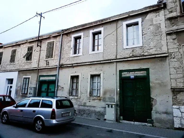 ボスニア紛争の記憶を今に伝えるモスタールの街