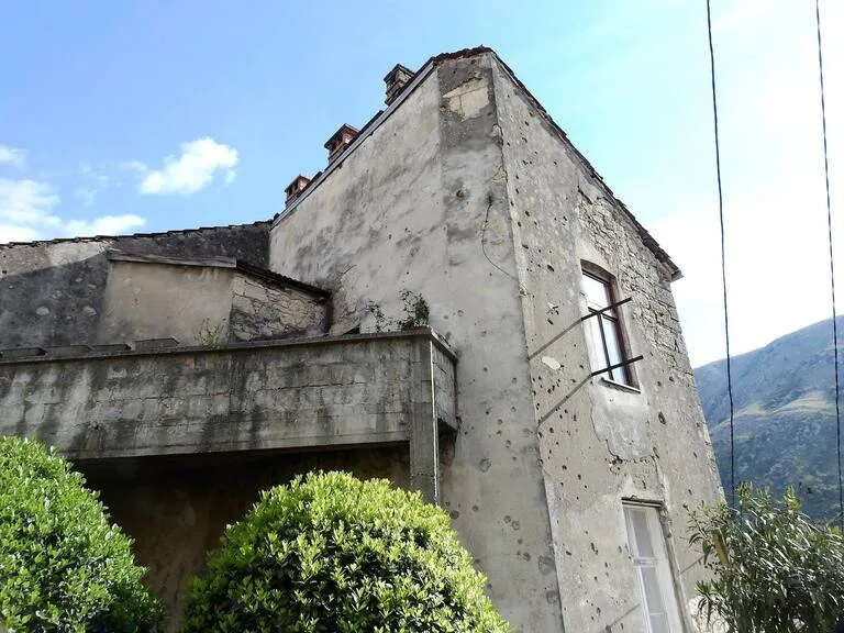 ボスニア紛争の記憶を今に伝えるモスタールの街