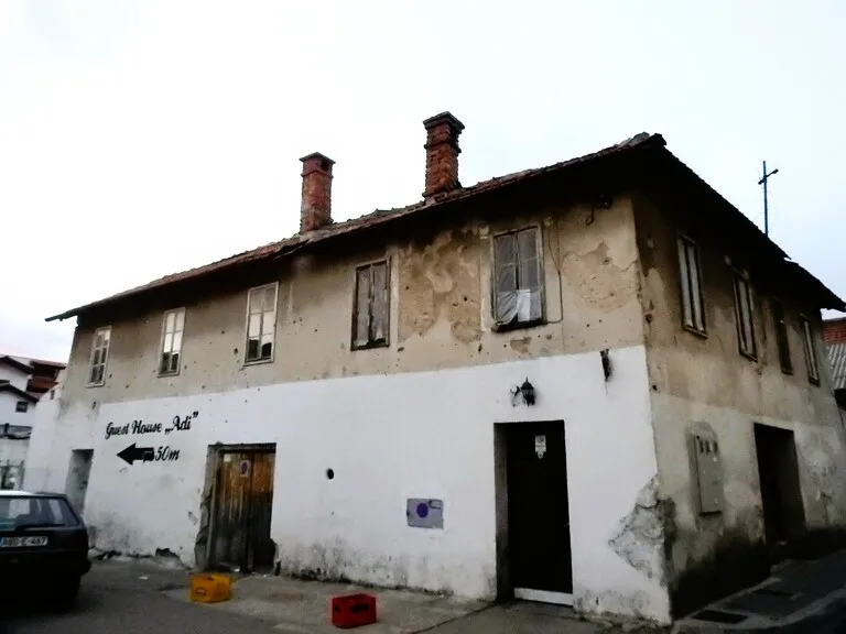 戦争の痕跡が残るモスタール旧市街の建物