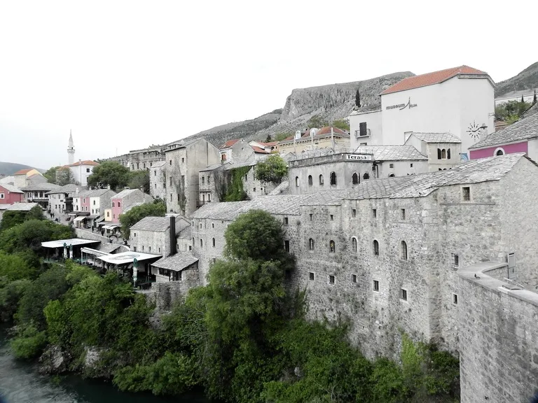 平和な日常が戻ったモスタル旧市街の風景