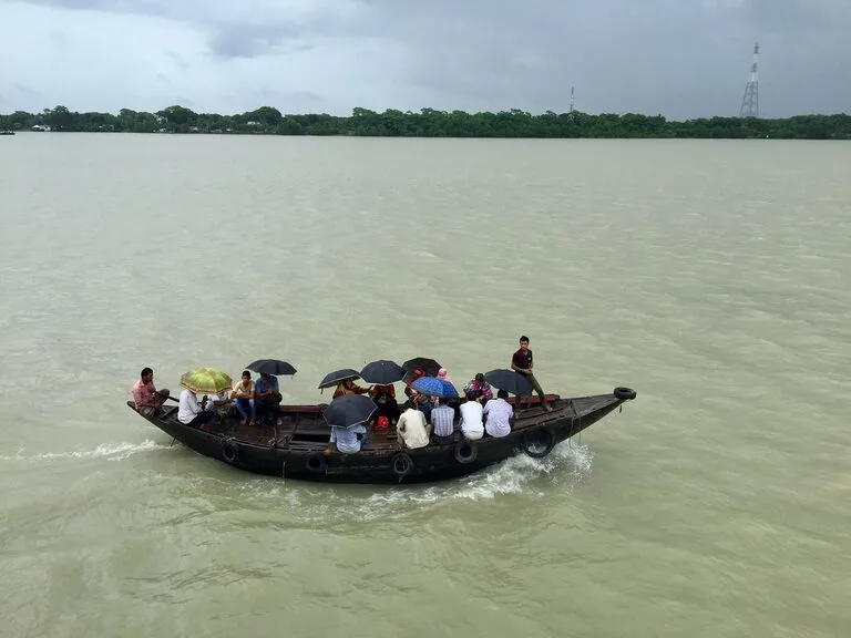 モレルガンジの川を渡るたくさんの人をのせたボート