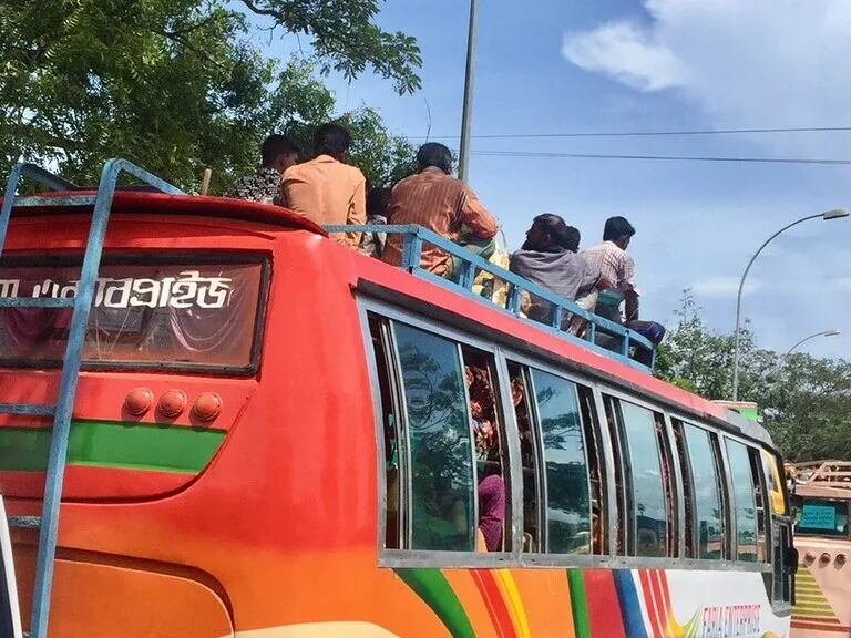 バングラデシュのバスの上にも人が乗っている様子