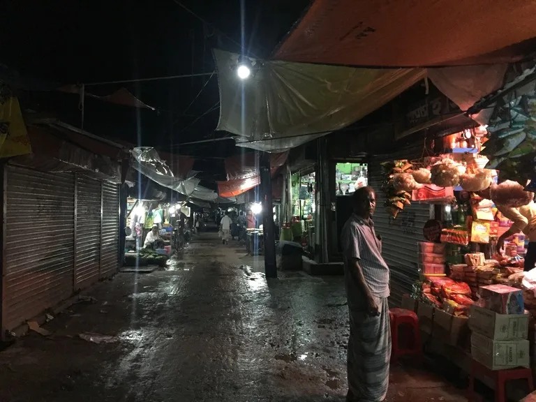 バングラデシュのモレルガンジの夜の町