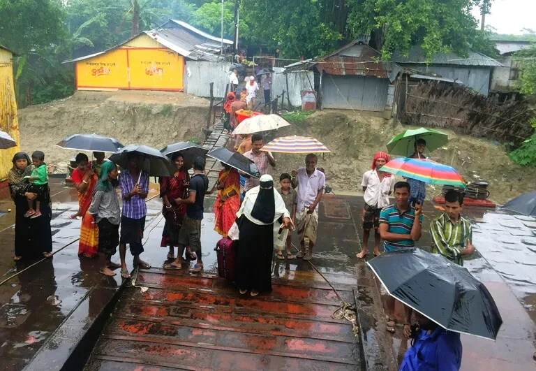 ロケットスチーマーに乗船する人と見送る人々