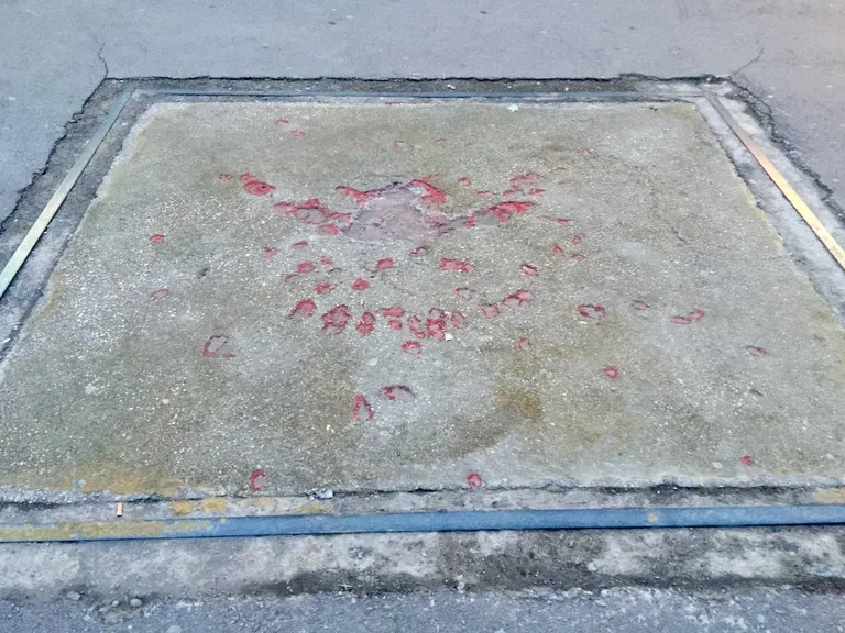 サラエボの道に残る爆弾跡「サラエボのバラ」