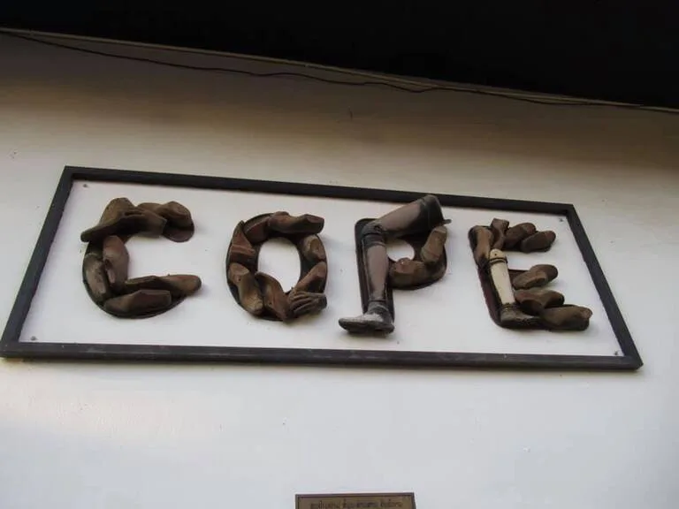 義足で作られたCOPEセンターのロゴ