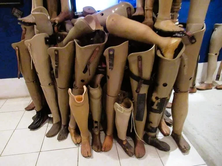 ビエンチャンにあるCOPEビジターセンターの展示品、義足