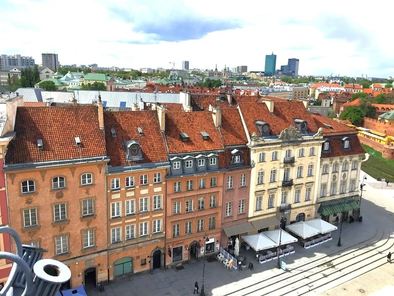 ワルシャワ・聖アンナ教会の鐘塔から見下ろす歴史地区の風景