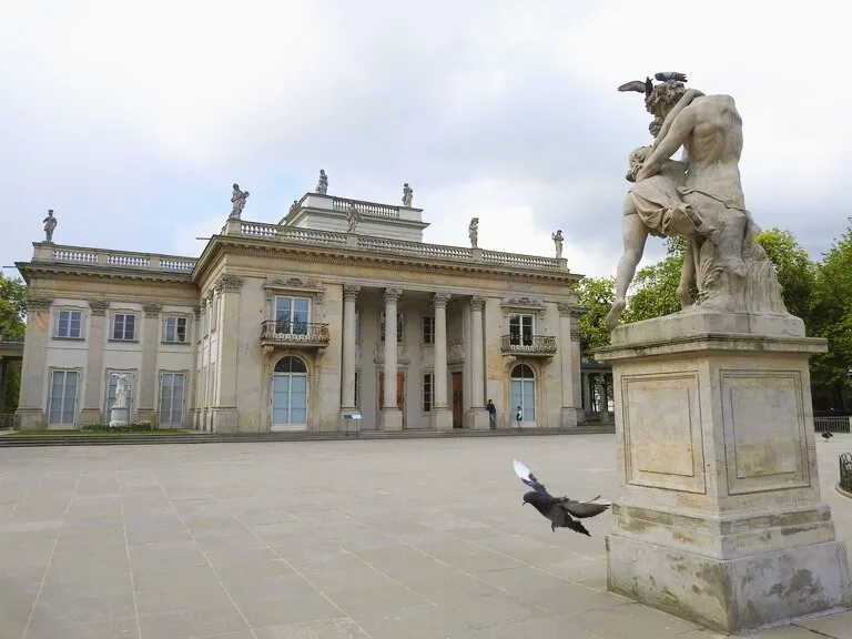 ワルシャワのラジエンキ公園（Łazienki Park）にある水上宮殿