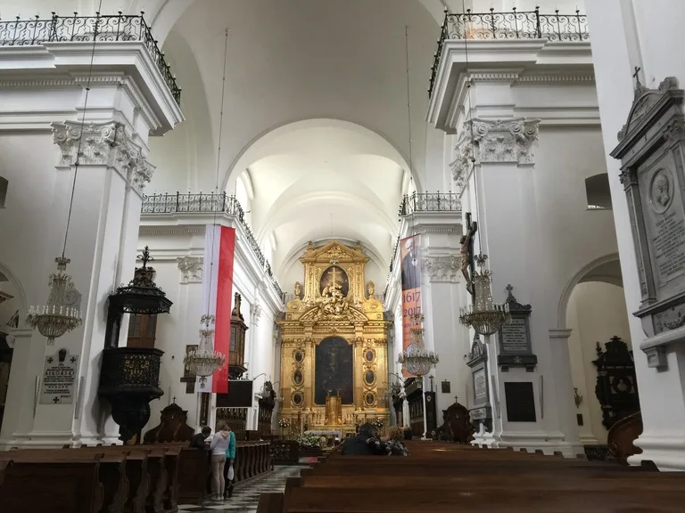 ワルシャワ・聖十字架教会（Holy Cross Church）の内観
