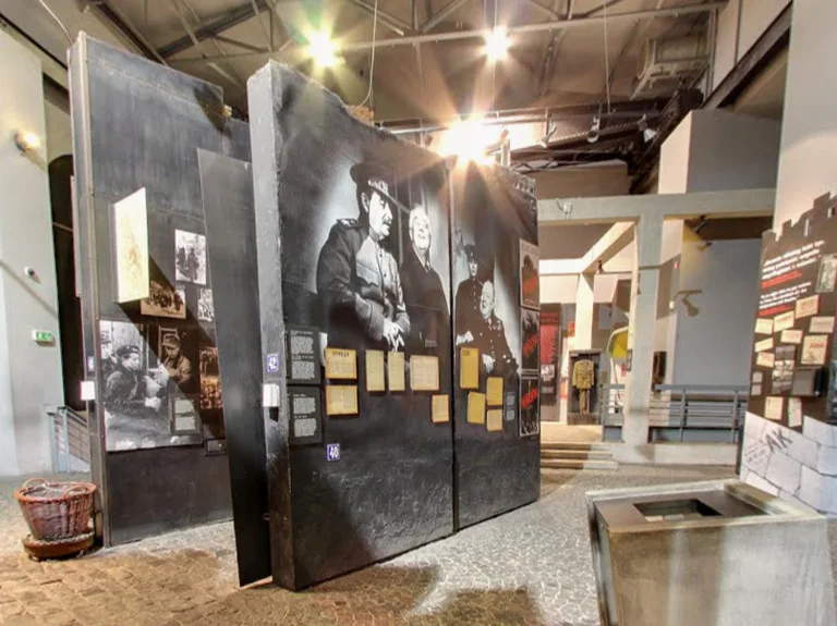 ワルシャワ蜂起博物館（Warsaw Uprising Museum）の内観