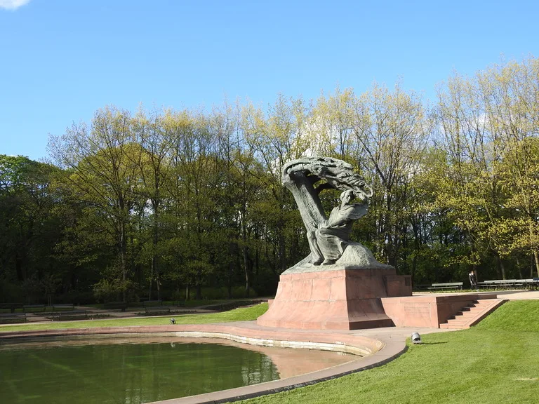 ワルシャワのラジエンキ公園（Łazienki Park）にあるショパンの像