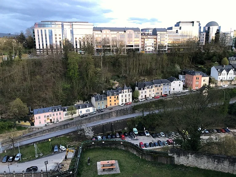 ルクセンブルクの渓谷沿いに段々状に建ち並ぶ住宅群