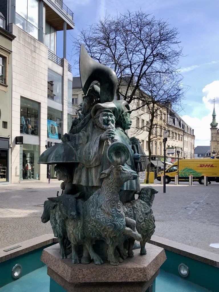 ルクセンブルグのアルム広場(Place d'Armes)にある音楽隊の銅像