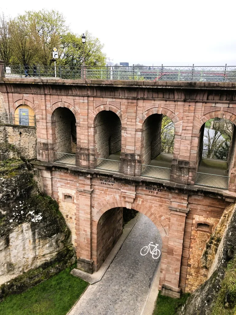 ルクセンブルクの柔構造になった城の橋