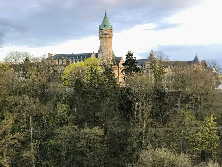 ペトリュス渓谷とルクセンブルグ国立銀行の建物