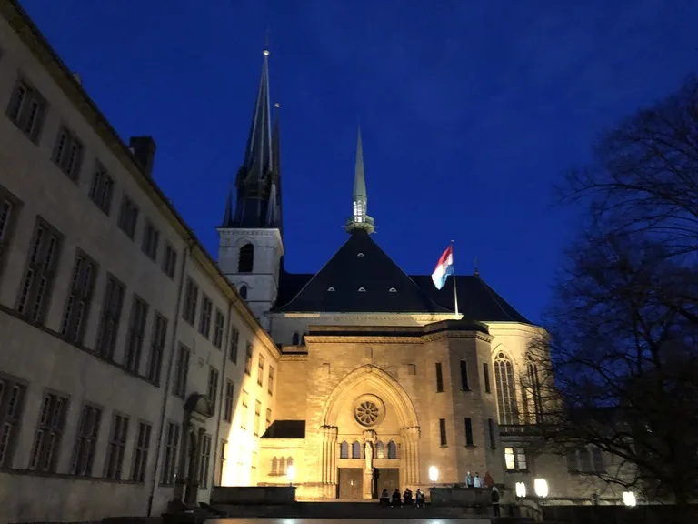 ルクセンブルク、ライトアップされた夜のノートルダム寺院