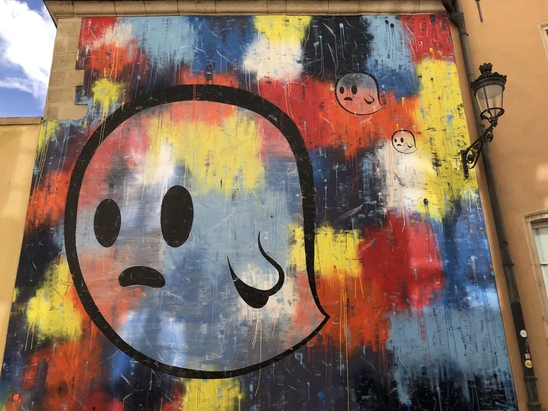 ルクセンブルク市の家の壁に描かれた大きなオバケの絵