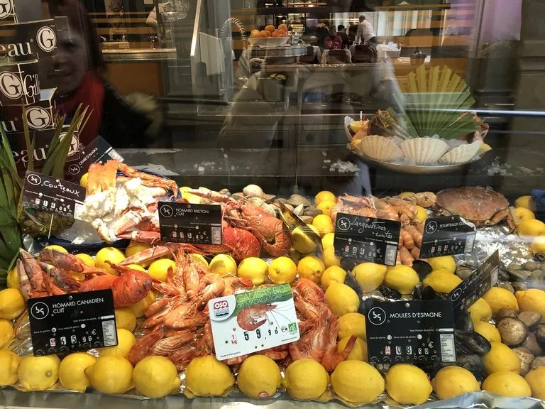 ルクセンブルク市のシーフードレストランのショーケースに並ぶエビとレモン