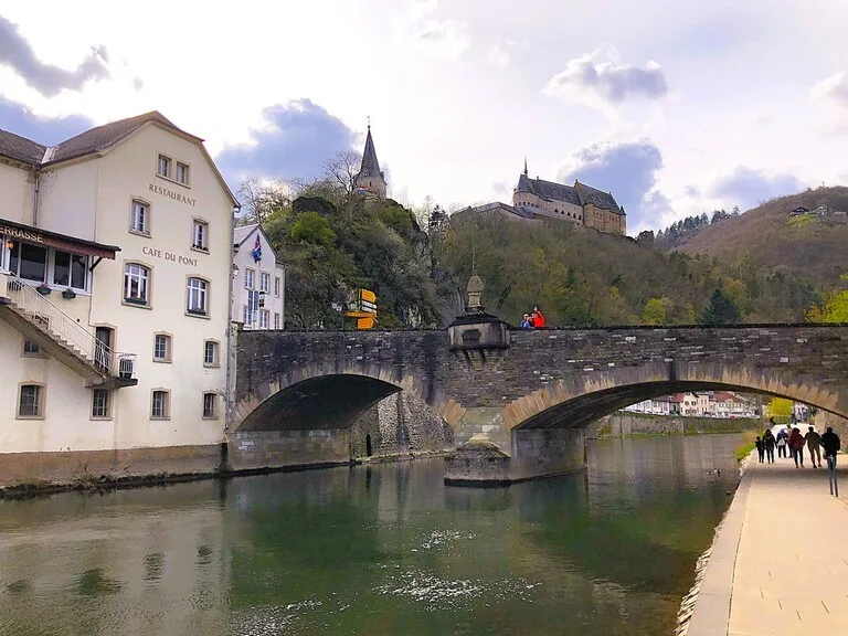 ヴィアンデン城下の街とウール川