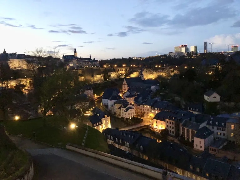 ルクセンブルグのグルント地区、夕暮れに明かりが灯る街並みの風景