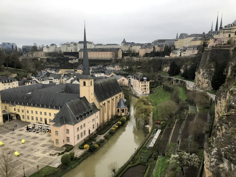 ルクセンブルグのノイミュンスター修道院文化会館とアルゼット川の風景