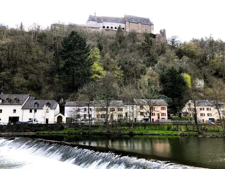 ヴィアンデンの街と城とウール川