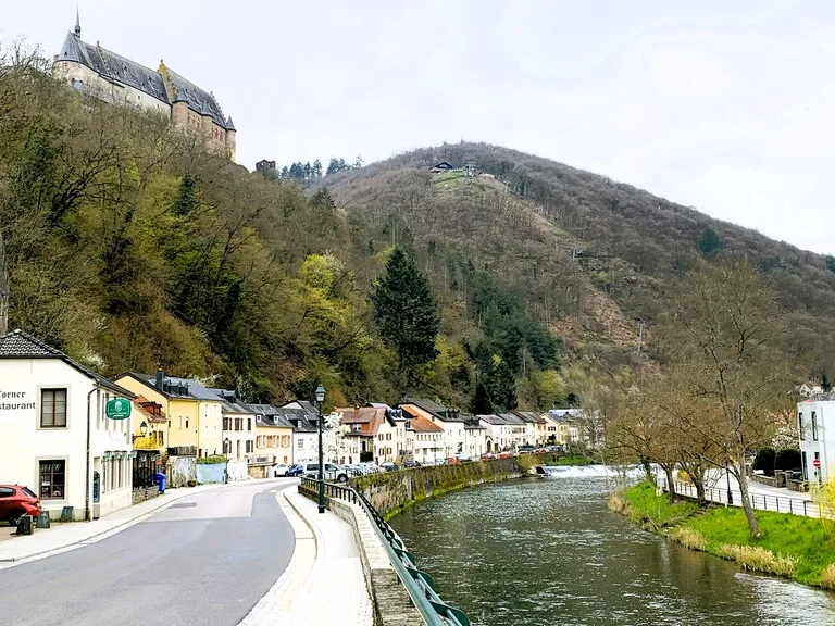 ヴィアンデン旧市街から見上げるヴィアンデン城