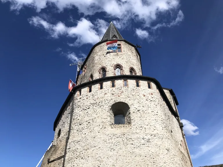 ヴィアンデン城の見張り塔と青空