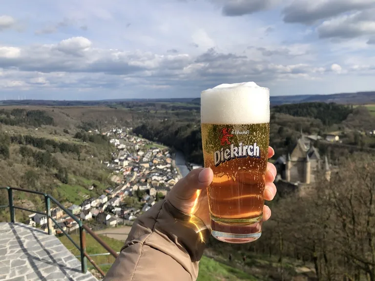 ルクセンブルクのヴィアンデン城ビューポイントからの景色とビール