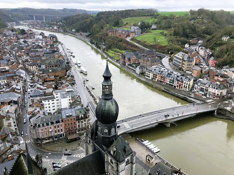 ディナン要塞から街並みとカトリック教会を見下ろす風景