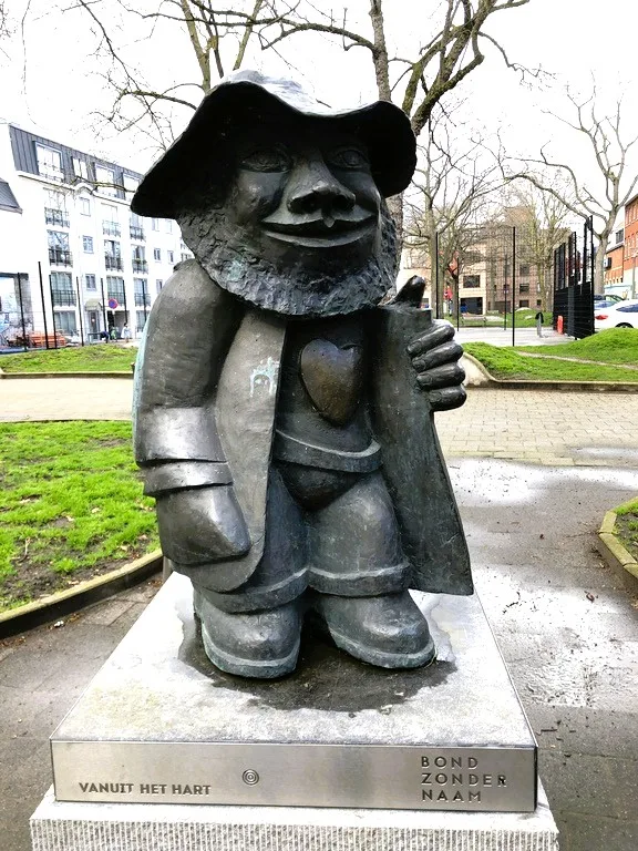 ベルギーのアントワープの公園にある変なおじさんの像