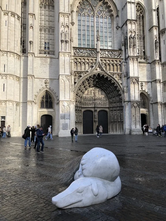 アントワープのノートルダム大聖堂前にあるネロとパトラッシュの像