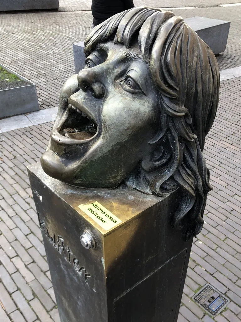 ベルギーのアントワープの公園にある変なおばさんの水飲み機