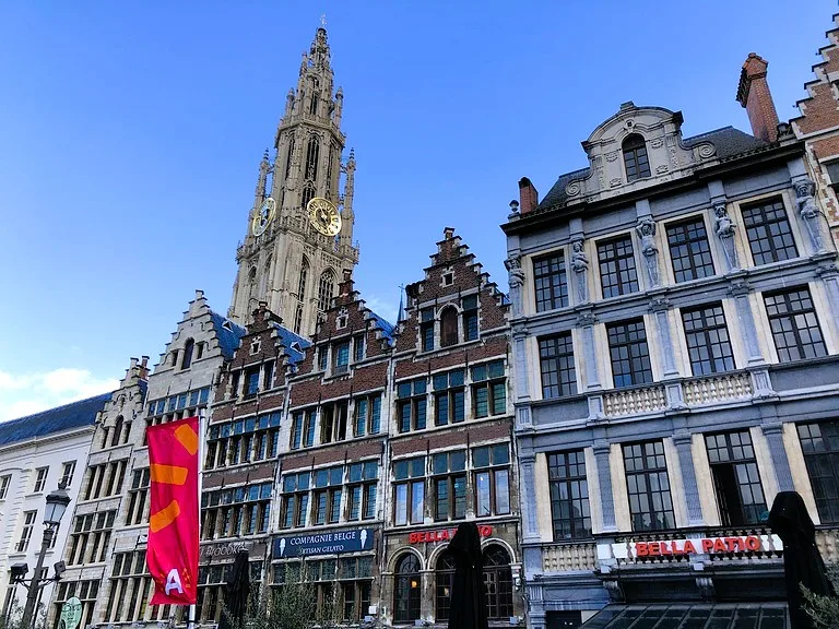 アントワープのマルクト広場に並ぶギルドハウスと大聖堂の塔