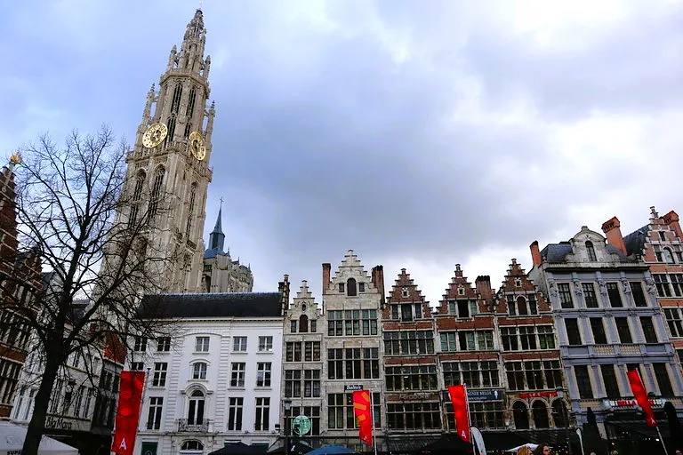 マルクト広場のギルドハウスと大聖堂の鐘楼